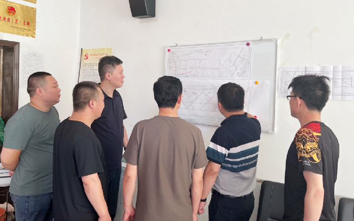 掘進(jìn)一隊(duì)研究討論工作.jpg