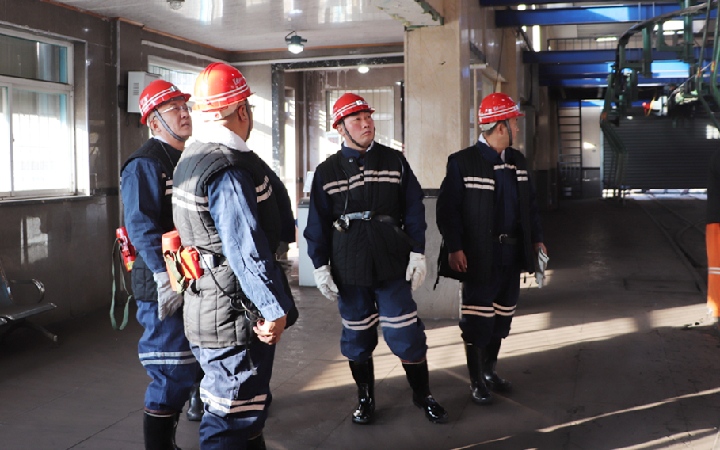 張小榮 華威_副本.jpg