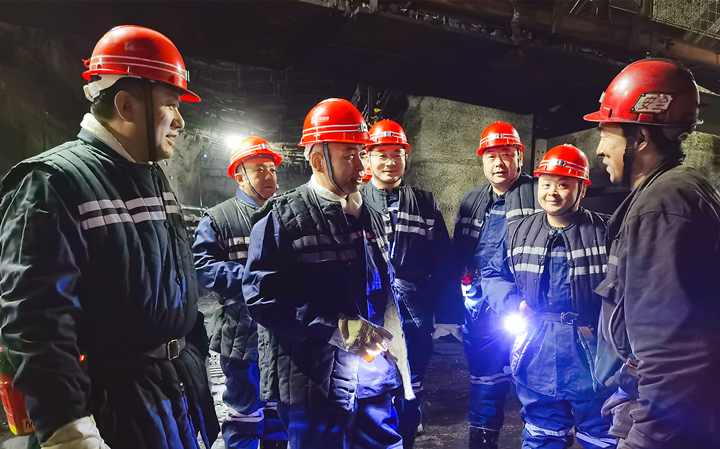 連曉陽(yáng)到馬蘭礦督導(dǎo)安全生產(chǎn)工作 (10)_副本.jpg